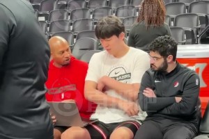 英語進步很快！楊瀚森賽前與助教無障礙溝通，無需翻譯陪同~